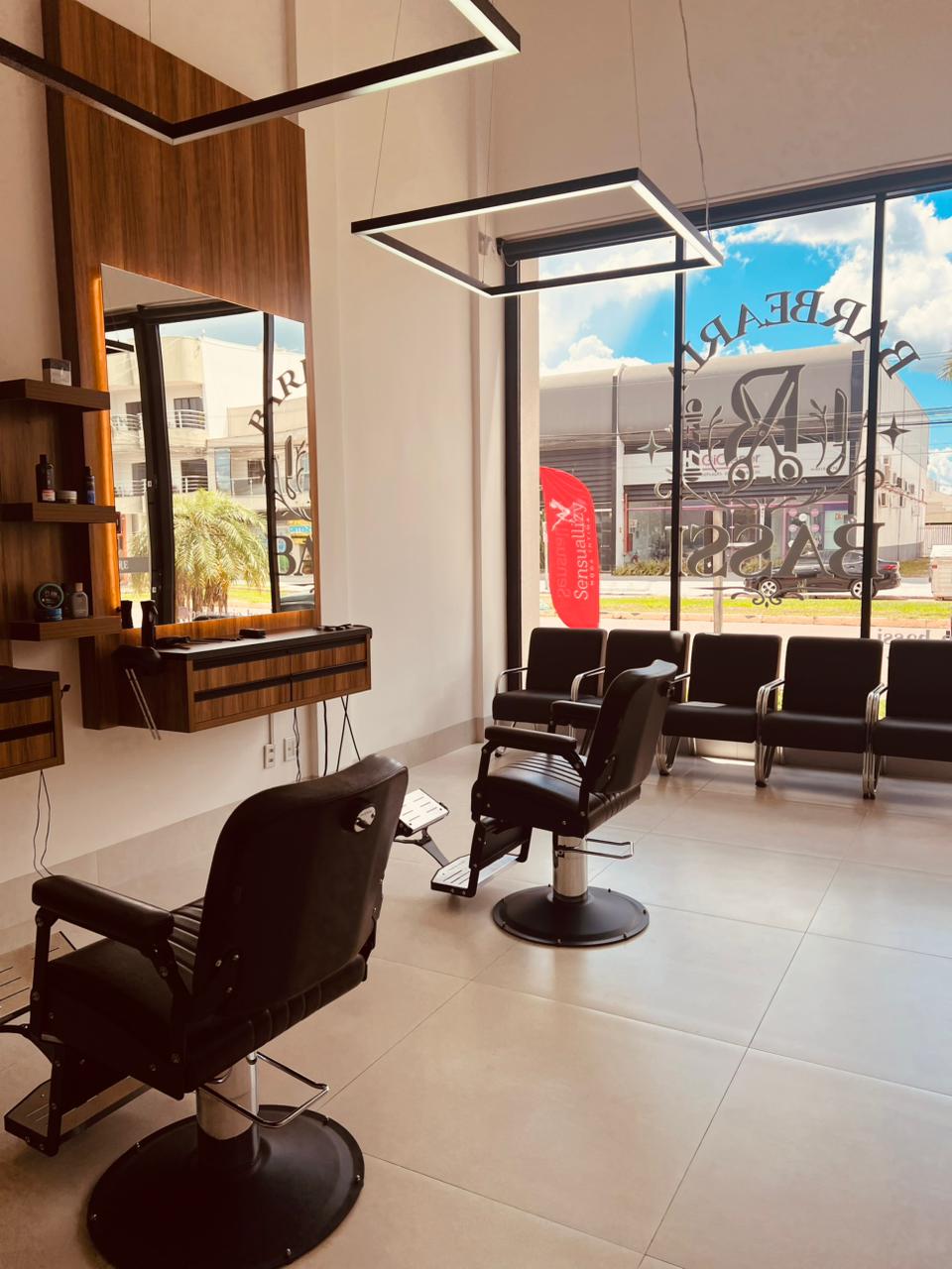 Interior da Barbearia Bassi — cadeiras e área de espera