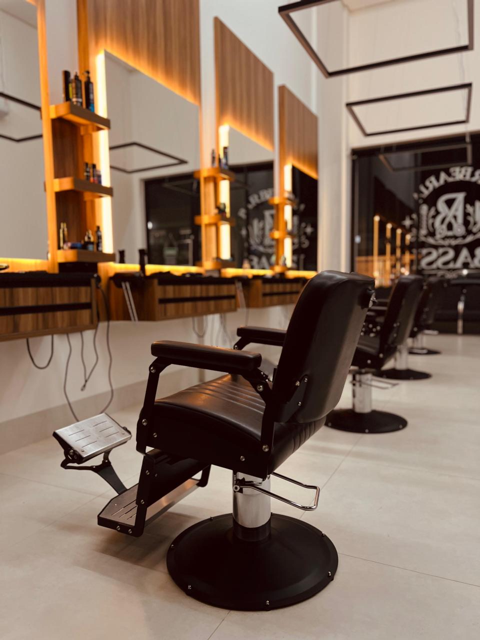 Interior elegante da Barbearia Bassi